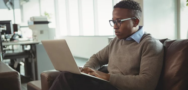 Karyawan menggunakan laptop pribadi untuk bekerja di kantor